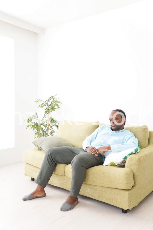 自宅でリラックスをする黒人のビジネスマン