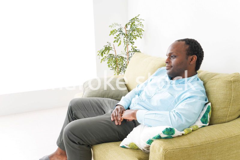 自宅でリラックスをする黒人のビジネスマン