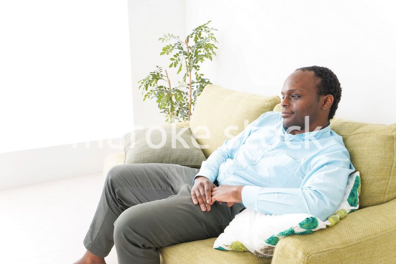 自宅でリラックスをする黒人のビジネスマン