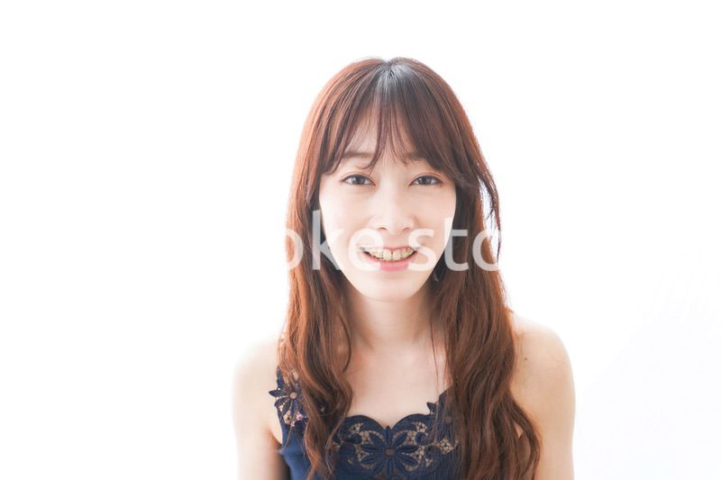 歯列矯正をする若い女性