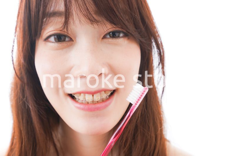 歯列矯正をする若い女性