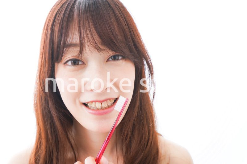 歯列矯正をする若い女性