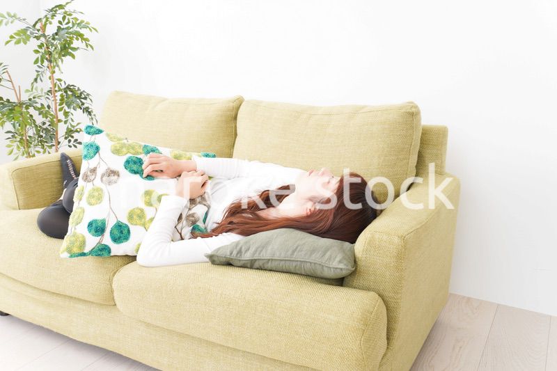 部屋でリラックスをする若い女性