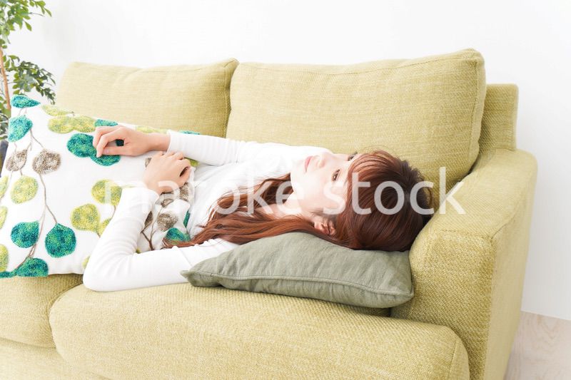 部屋でリラックスをする若い女性