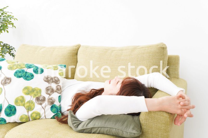 部屋でリラックスをする若い女性