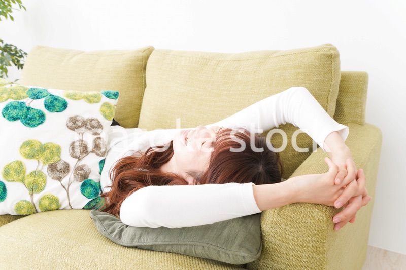 部屋でリラックスをする若い女性