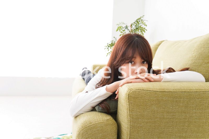 部屋でリラックスをする若い女性