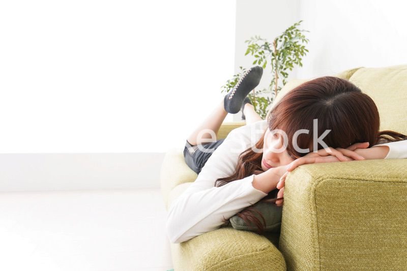 部屋でリラックスをする若い女性