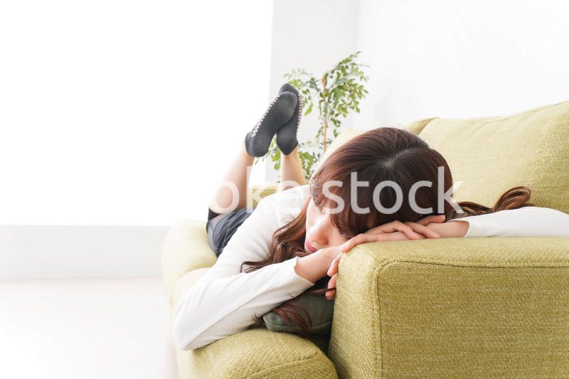 部屋でリラックスをする若い女性