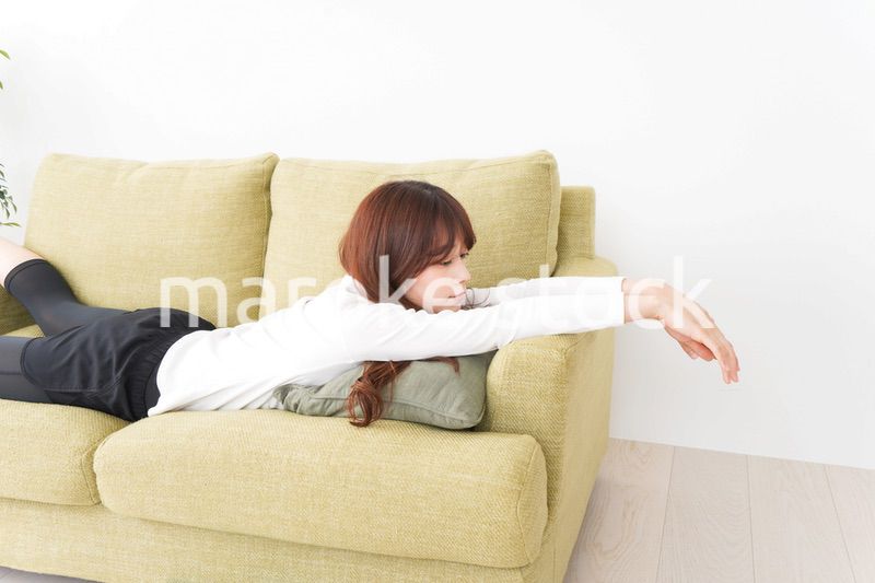 部屋でリラックスをする若い女性