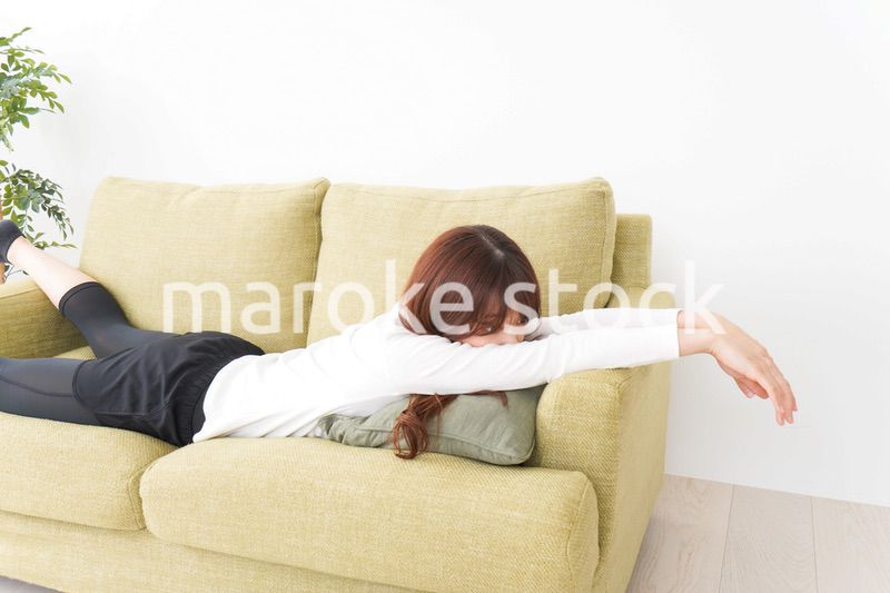 部屋でリラックスをする若い女性