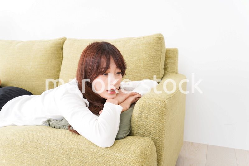 部屋でリラックスをする若い女性