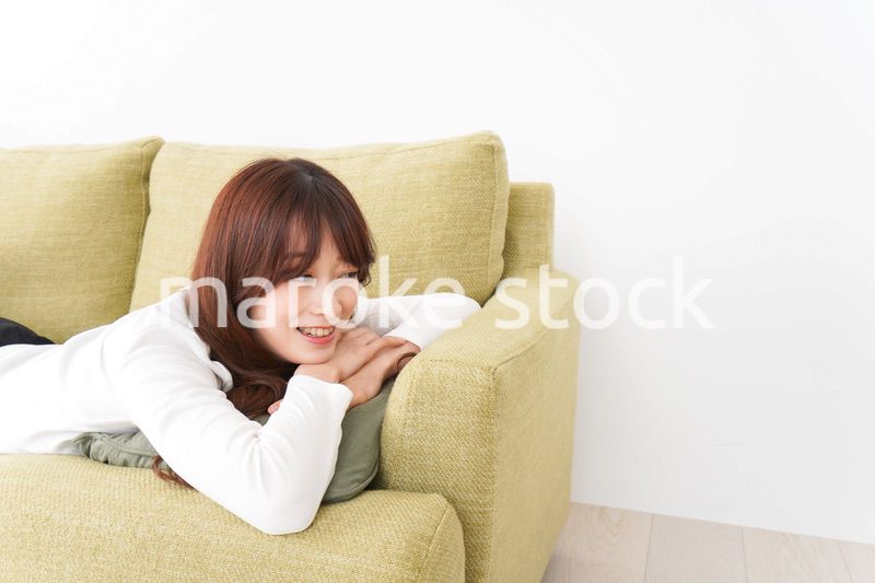 部屋でリラックスをする若い女性