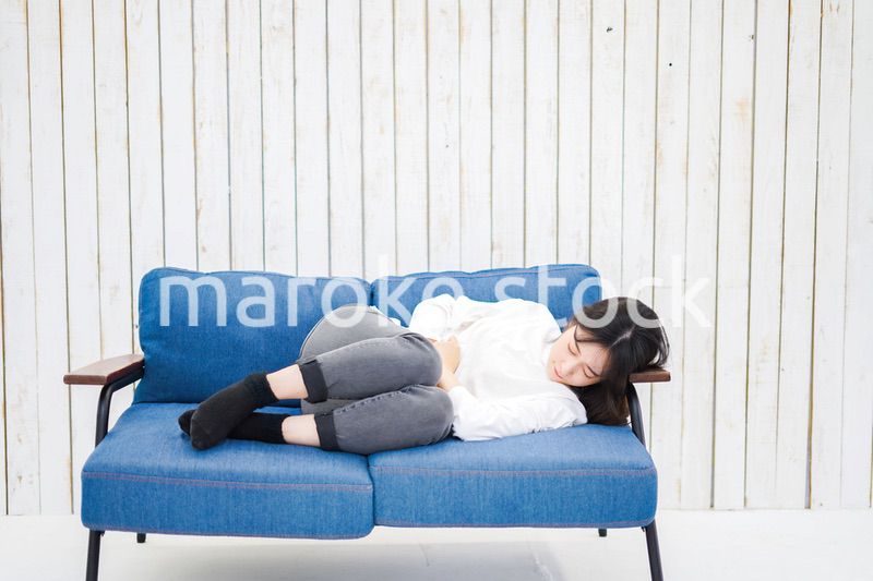 部屋で昼寝をする若い女性