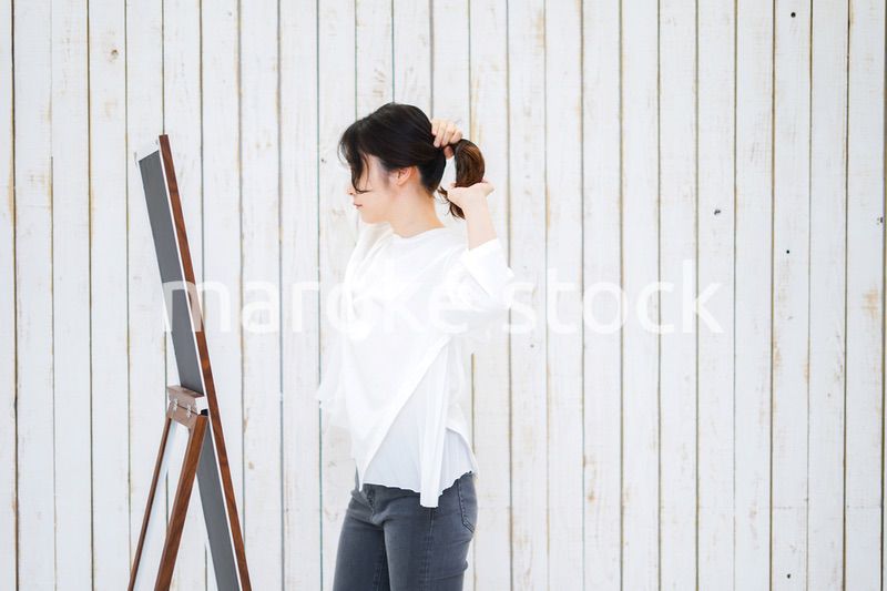 ヘアスタイルのセットをする若い女性