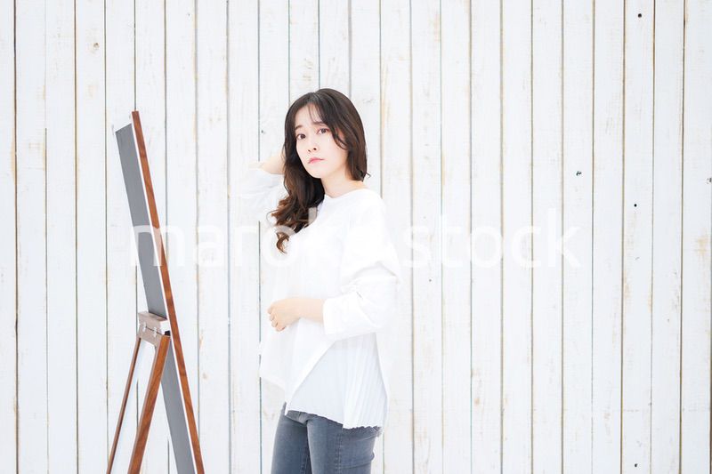 ヘアスタイルのセットをする若い女性