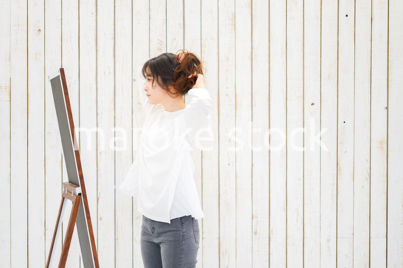 ヘアスタイルのセットをする若い女性