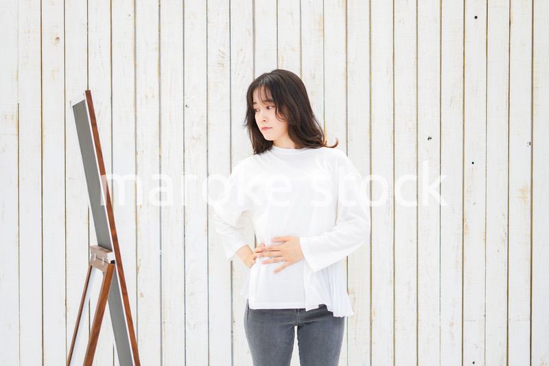 ダイエットをする若い女性