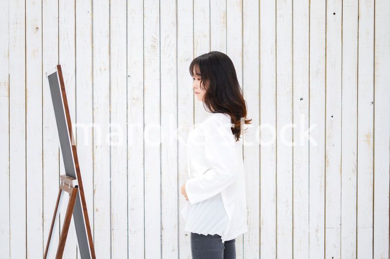 ダイエットをする若い女性