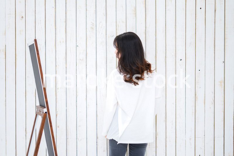 ダイエットをする若い女性