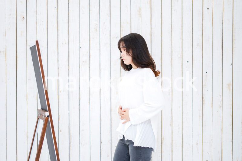 ダイエットをする若い女性