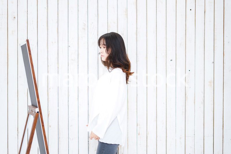 ダイエットをする若い女性