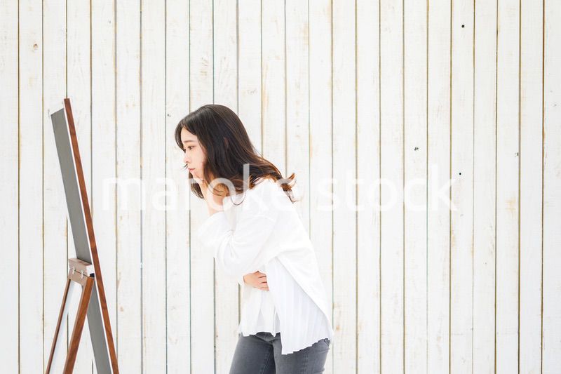 ダイエットをする若い女性