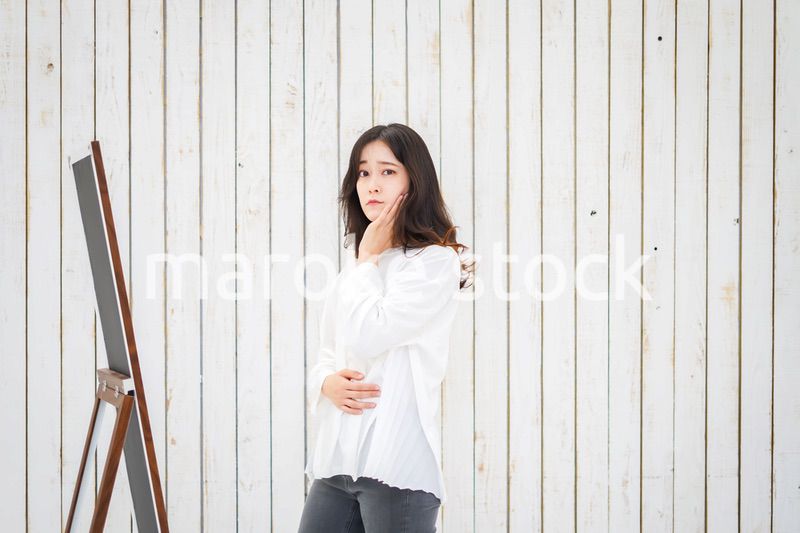 ダイエットをする若い女性