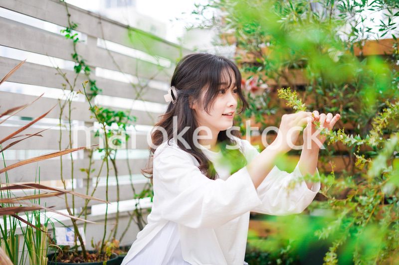 庭でガーデニングをする若い女性