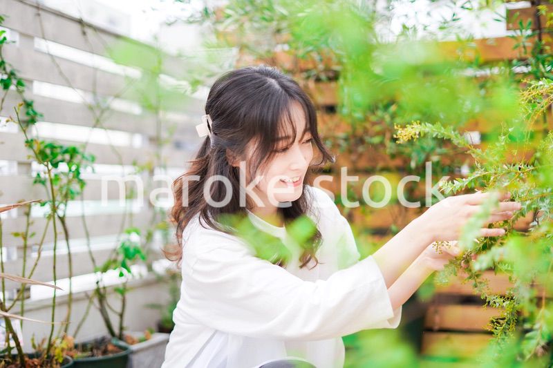 庭でガーデニングをする若い女性