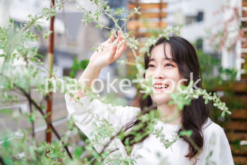 庭でガーデニングをする若い女性