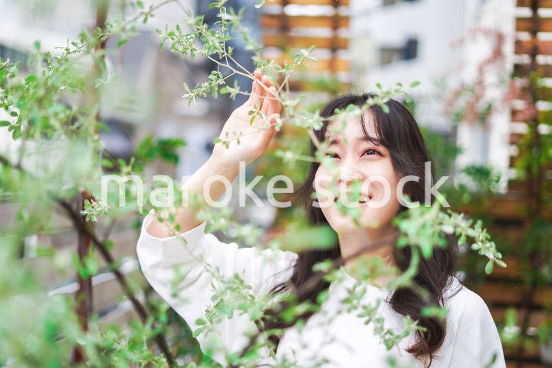 庭でガーデニングをする若い女性