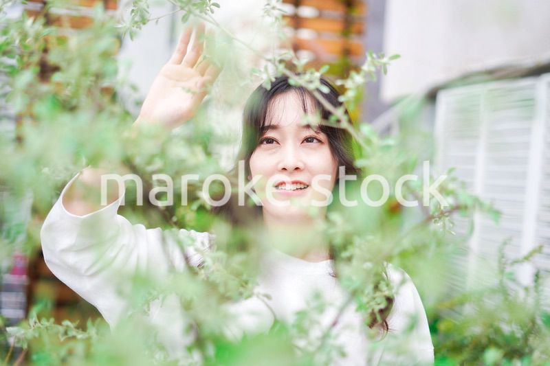 庭でガーデニングをする若い女性