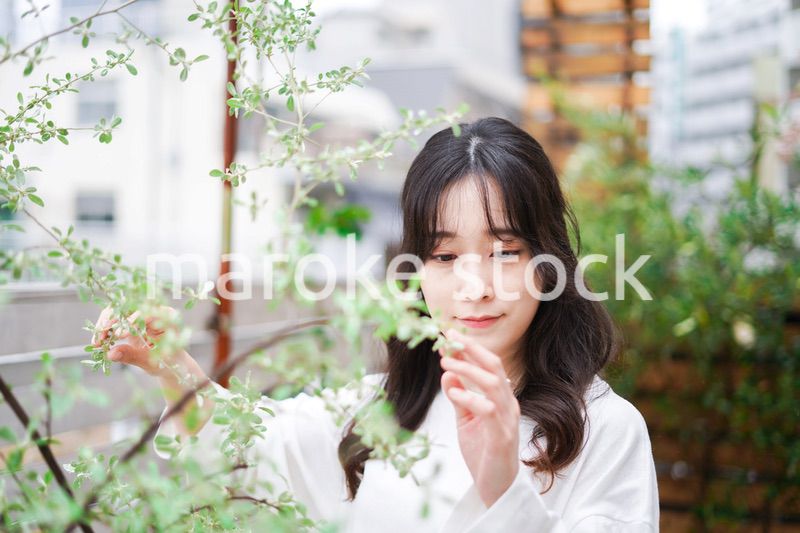 庭でガーデニングをする若い女性