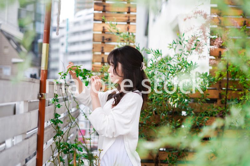 庭でガーデニングをする若い女性