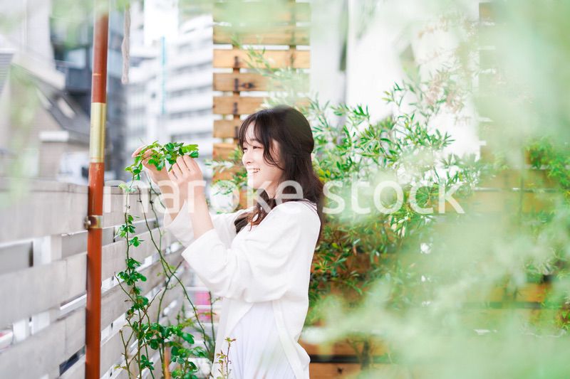 庭でガーデニングをする若い女性