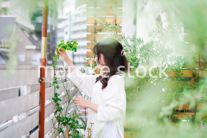 庭でガーデニングをする若い女性