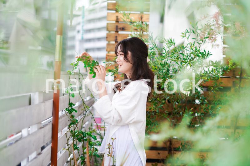 庭でガーデニングをする若い女性