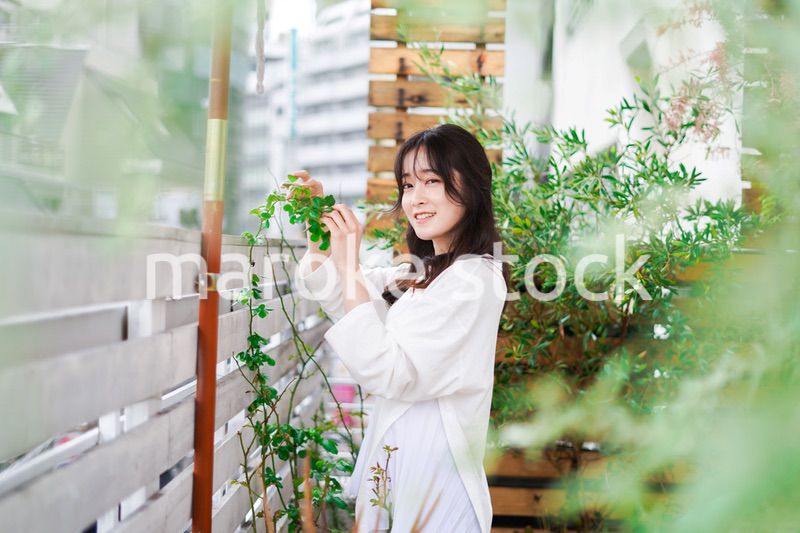 庭でガーデニングをする若い女性