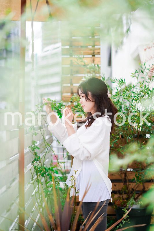 庭でガーデニングをする若い女性