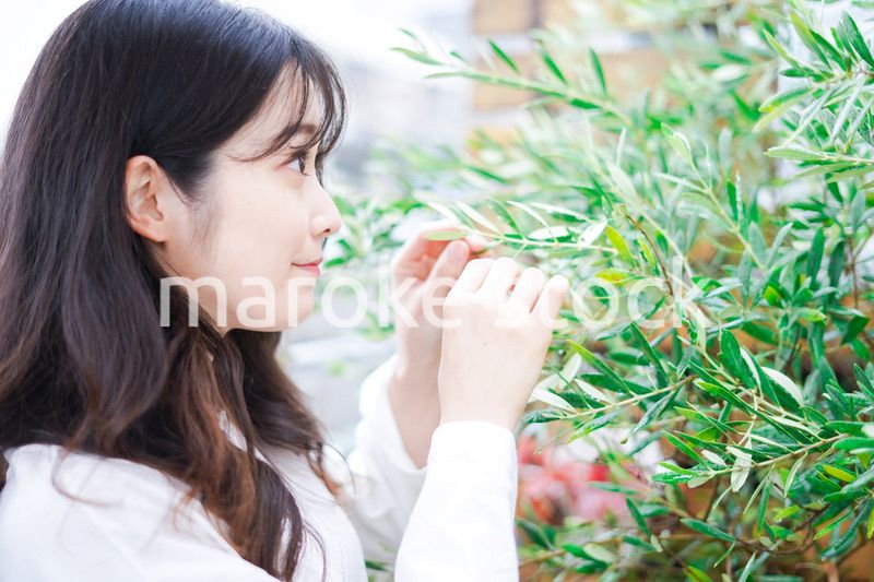 庭でガーデニングをする若い女性