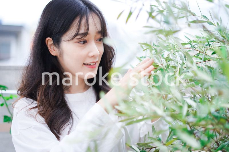 庭でガーデニングをする若い女性