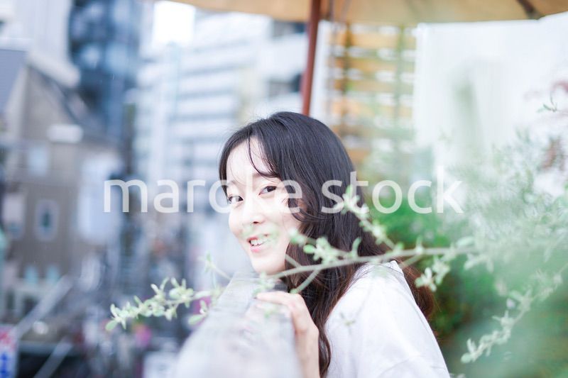 外の天気を確認する若い女性