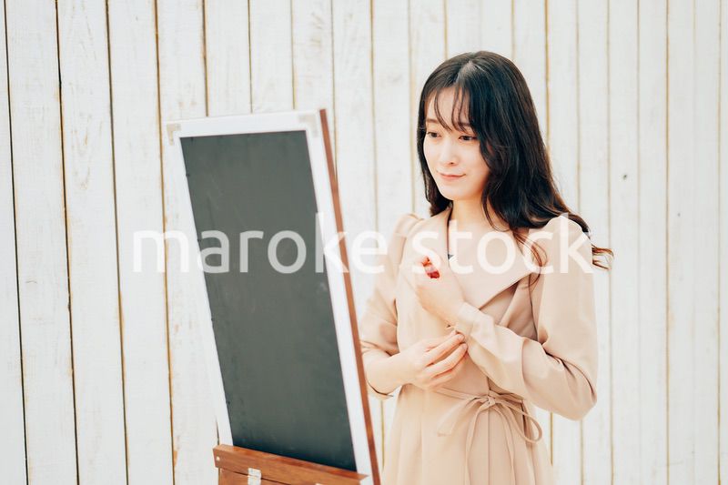 服のフィッティングをする若い女性