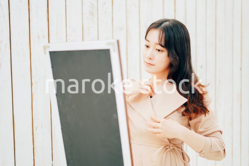 服のフィッティングをする若い女性