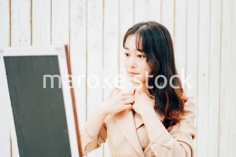 服のフィッティングをする若い女性