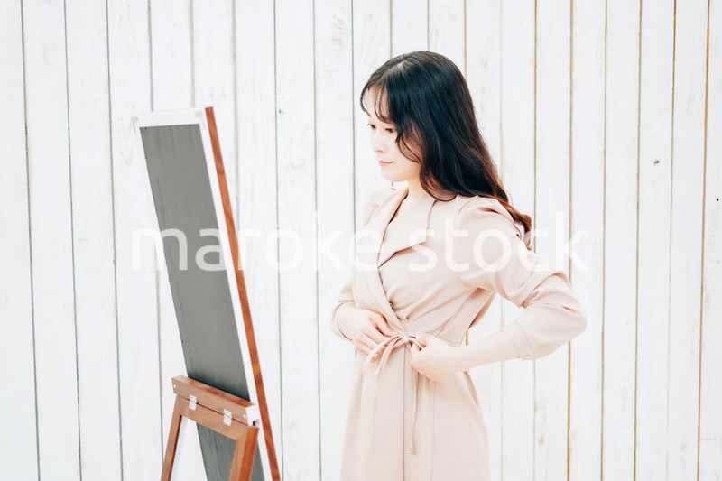 服のフィッティングをする若い女性