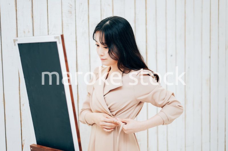 服のフィッティングをする若い女性