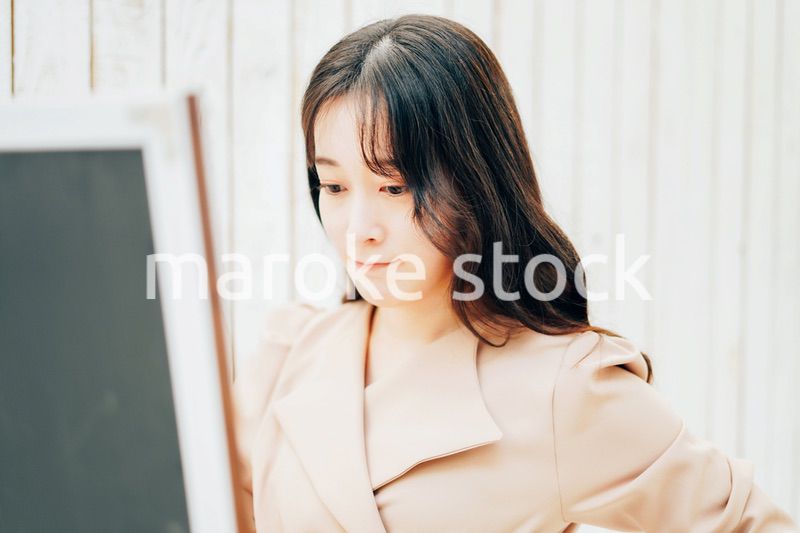 服のフィッティングをする若い女性