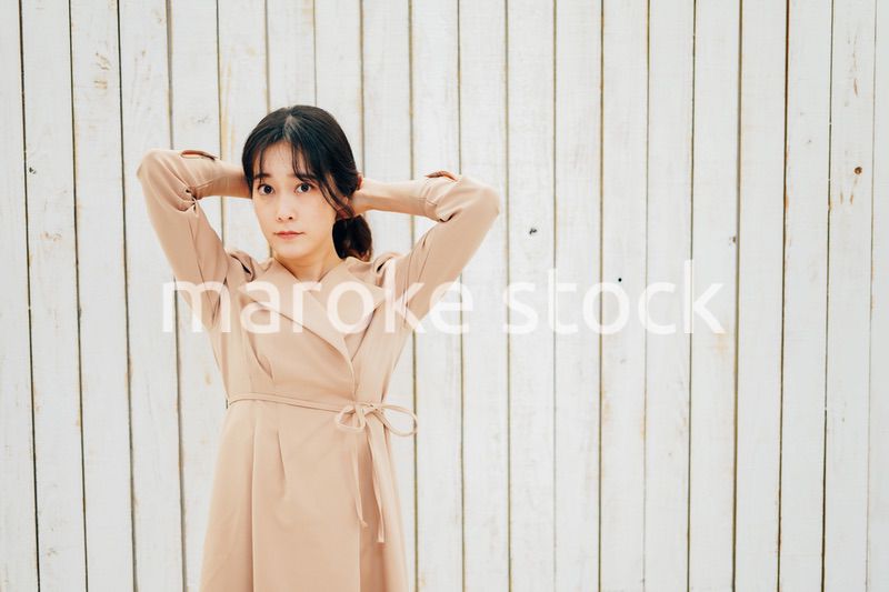 服のフィッティングをする若い女性